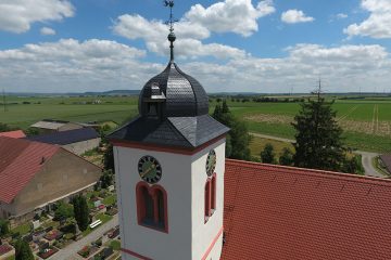Der Blick auf den Kirchturm der Peter und Paul Kirche und auf die Umgebung von Gnodstadt