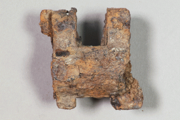 Vorhängeschloss aus Eisen von der Burg Mömbris, Unterfranken, letztes Drittel 14. Jh., Fd.-Nr. 031, H. 5,7 cm, Br. 5,5 cm