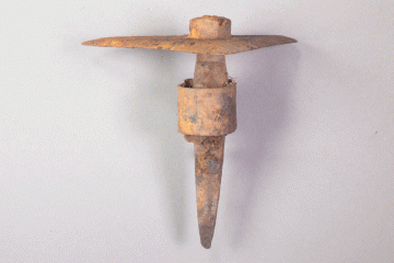 Hacke aus Eisen von der Burg Mömbris, Unterfranken, 20. Jh., Fd.-Nr. 089, H. 12,5cm, Br. 11,2 cm