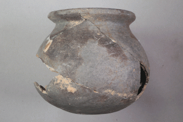 Topf mit Wackelboden aus Keramik von der Burg Mömbris, Unterfranken, letztes Drittel 14. Jh., Fd.-Nr. 021a, H. 9,2 cm, Br. 11,0 cm