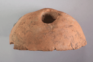 Hohlziegel aus Ziegelton von der Burg Mömbris, Unterfranken, zweite Hälfte 13. Jh., Fd.-Nr. 139a, H. 8,5 cm, Br. 17,06 cm
