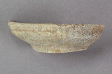 Öllämpchen aus Keramik von der Burg Mömbris, Untermain, letztes Drittel 14. Jh. (?), Fd.-Nr. 021b, H. 2,15 cm, Br. 6,8 cm