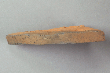 Ziegeldeckel mit runden Einstempelungen aus Keramik von der Burg Mömbris, Untermain, erstes Drittel 14. Jh. (?), Fd.-Nr. 021c, H. 1,1 cm, Br. 8,7 cm