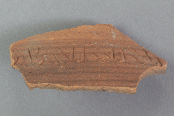 Fragment eines Topfes mit Rollrädchendekor aus Irdenware von der Burg Mömbris, Untermain, letztes Drittel 13. Jh., Fd.-Nr. 112a, H. 3,2 cm, Br. 6,4 cm