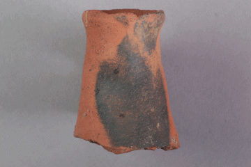 Fragment einer Kanne mit Siebeinsatz aus Keramik von der Burg Mömbris, Untermain, letztes Drittel 13. Jh., Fd.-Nr. 194a, H. 5,2 cm, Br. 4,4 cm
