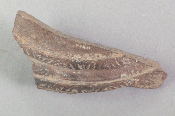 Fragment eines Topfes mit Zierleisten aus Faststeinzeug von der Burg Mömbris, Rheinhessen, letztes Drittel 14. Jh., Fd.-Nr. 259a, H. 3,0 cm, Br. 7,3 cm