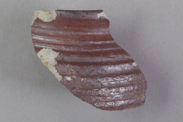 Mündung eines Bechers aus Steinzeug von der Burg Mömbris, Rheinland, letztes Drittel 13. Jh., Fd.-Nr. 266c, H. 3,8 cm, Br. 5,3 cm