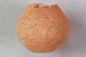 Spinnwirtel aus Keramik von der Burg Mömbris, Untermain, letztes Drittel 14. Jh., Fd.-Nr. 289, H. 1,98 cm, Br. 2,17 cm