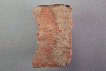 Backstein aus Ziegelton von der Burg Mömbris, Kahlgrund, zweite Hälfte 14. Jh., Fd.-Nr. 208a, H. 12,2 cm, Br. 7,8 cm