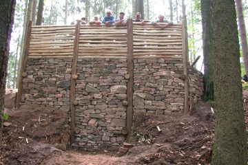 Der Geschichtsverein Biebergemünd errichtete die Mauer unter Anleitung des hessischen Lan-desamtes für Denkmalpflege nach archäologischen Vorbildern.