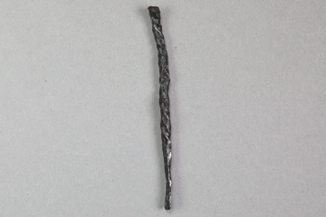 Ohrlöffel aus Eisen vom Kugelberg bei Goldbach, Spessart, zweites Drittel 12. Jahrhundert, Fz.-Nr. 023, H. 7,64 cm, Br. 0,4 cm