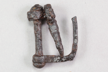 Fragment einer Schnalle aus Eisen vom Kugelberg bei Goldbach, Spessart, zweites Drittel 12. Jahrhundert, Fz.-Nr. 024, H. 4,4 cm, Br. 3,5 cm
