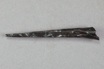 Nadelpfeilspitze aus Eisen vom Kugelberg bei Goldbach, Spessart, zweites Drittel 12. Jahrhundert, Fz.-Nr. 025, H. 0,63 cm, Br. 5,34 cm