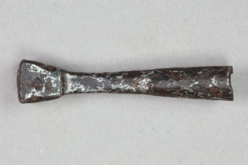 Prellbolzen (?) aus Eisen vom Kugelberg bei Goldbach, Spessart, zweites Drittel 12. Jahrhundert, Fz.-Nr. 028, H. 1,2 cm, Br. 6,1 cm