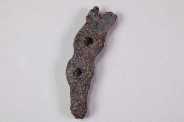 Fragment eines Hufeisens vom Kugelberg bei Goldbach, Spessart, zweites Drittel 12. Jahrhundert, Fz.-Nr. 055, H. 9,4 cm, Br. 5,1 cm