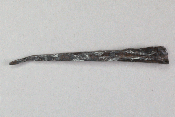 Nadelpfeilspitze aus Eisen vom Kugelberg bei Goldbach, Spessart, zweites Drittel 12. Jahrhundert, Fz.-Nr. 059, H. 0,75 cm, Br. 7,13 cm
