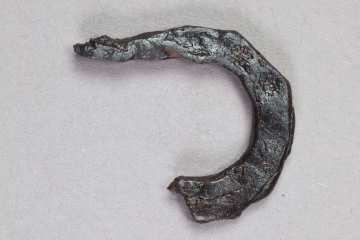 Fragment eines Schlüssels aus Eisen vom Kugelberg bei Goldbach, Spessart, zweites Drittel 12. Jahrhundert, Fz.-Nr. 061, H. 3,5 cm, Br. 4,36 cm