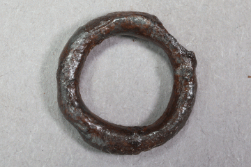 Kleines Ringchen aus Eisen vom Kugelberg bei Goldbach, Spessart, zweites Drittel 12. Jahrhundert, Fz.-Nr. 066, H. 1,06 cm, Br. 1,05 cm