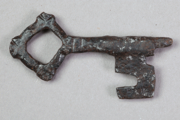 Schlüssel aus Eisen vom Kugelberg bei Goldbach, Spessart, zweites Drittel 12. Jahrhundert, Fz.-Nr. 070, H. 3,7 cm, Br. 6,2 cm