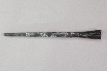 Nadelpfeilspitze aus Eisen vom Kugelberg bei Goldbach, Spessart, zweites Drittel 12. Jahrhundert, Fz.-Nr. 072, H. 0,8 cm, Br. 9,4 cm