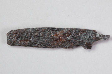 Fragment eines Messers aus Eisen vom Kugelberg bei Goldbach, Spessart, zweites Drittel 12. Jahrhundert, Fz.-Nr. 082, H. 2,1 cm, Br. 8,7 cm