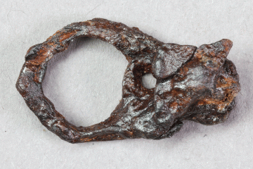 Schnalle eines Sporns aus Eisen vom Kugelberg bei Goldbach, Spessart, zweites Drittel 12. Jahrhundert, Fz.-Nr. 083, H. 1,5 cm, Br. 2,4 cm