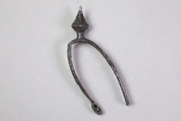 Sporn aus Eisen vom Kugelberg bei Goldbach, Spessart, zweites Drittel 12. Jahrhundert, Fz.-Nr. 083, H. 1,6 cm, Br. 9,9 cm