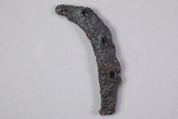 Fragment eines Hufeisens vom Kugelberg bei Goldbach, Spessart, zweites Drittel 12. Jahrhundert, Fz.-Nr. 084, H. 9,6 cm, Br. 7,2 cm