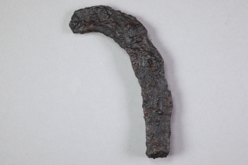 Fragment eines Hufeisens vom Kugelberg bei Goldbach, Spessart, zweites Drittel 12. Jahrhundert, Fz.-Nr. 090, H. 12,1 cm, Br. 7,9 cm