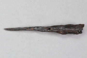 Nadelpfeilspitze aus Eisen vom Kugelberg bei Goldbach, Spessart, zweites Drittel 12. Jahrhundert, Fz.-Nr. 059, H. 0,8 cm, Br. 7,8 cm