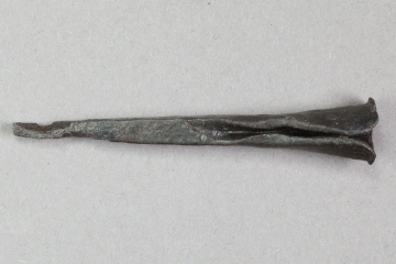 Nadelpfeilspitze aus Eisen vom Kugelberg bei Goldbach, Spessart, zweites Drittel 12. Jahrhundert, Fz.-Nr. 092, H. 1,1 cm, Br. 5,65 cm