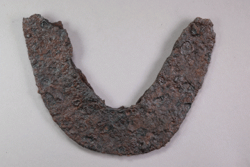 Spatenschuh aus Eisen vom Kugelberg bei Goldbach, Spessart, zweites Drittel 12. Jahrhundert, Fz.-Nr. 095, H. 14,2 cm, Br. 18,5 cm