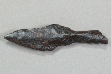 Blattpfeilspitze aus Eisen vom Kugelberg bei Goldbach, Spessart, zweites Drittel 12. Jahrhundert, Fz.-Nr. 118, H. 1,1 cm, Br. 4,2 cm