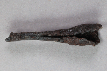 Nadelpfeilspitze aus Eisen vom Kugelberg bei Goldbach, Spessart, zweites Drittel 12. Jahrhundert, Fz.-Nr. 126, H. 1,15 cm, Br. 6,2 cm
