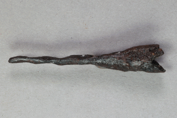 Nadelpfeilspitze aus Eisen vom Kugelberg bei Goldbach, Spessart, zweites Drittel 12. Jahrhundert, Fz.-Nr. 133, H. 1,06 cm, Br. 5,2 cm