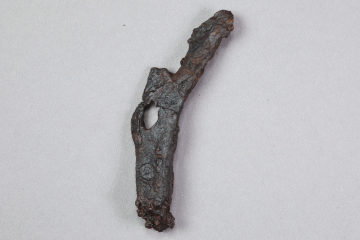 Fragment eines Hufeisens vom Kugelberg bei Goldbach, Spessart, zweites Drittel 12. Jahrhundert, Fz.-Nr. 135, H. 7,2 cm, Br. 3,8 cm