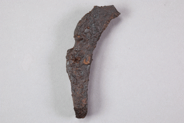 Fragment eines Hufeisens vom Kugelberg bei Goldbach, Spessart, zweites Drittel 12. Jahrhundert, Fz.-Nr. 137, H. 9,3 cm, Br. 4,5 cm
