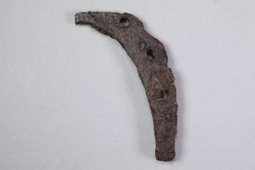 Fragment eines Hufeisens vom Kugelberg bei Goldbach, Spessart, zweites Drittel 12. Jahrhundert, Fz.-Nr. 138, H. 9,7 cm, Br. 5,4 cm