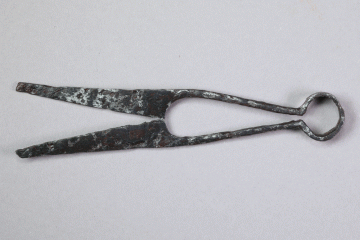 Einteilige Schere aus Eisen vom Kugelberg bei Goldbach, Spessart, zweites Drittel 12. Jahrhundert, Fz.-Nr. 141, H. 3,9 cm, Br. 14,5 cm