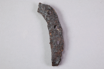 Fragment eines Hufeisens vom Kugelberg bei Goldbach, Spessart, zweites Drittel 12. Jahrhundert, Fz.-Nr. 156, H. 9,9 cm, Br. 4,8 cm