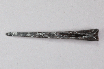 Nadelpfeilspitze aus Eisen vom Kugelberg bei Goldbach, Spessart, zweites Drittel 12. Jahrhundert, Fz.-Nr. 160, H. 0,77 cm, Br. 5,7 cm