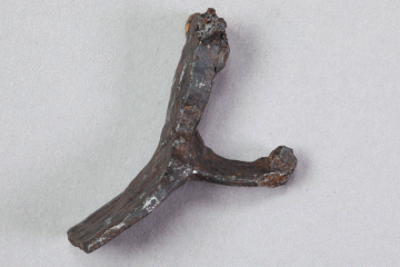 Fragment eines Steigbügels aus Eisen vom Kugelberg bei Goldbach, Spessart, zweites Drittel 12. Jahrhundert, Fz.-Nr. 173, H. 3,5 cm, Br. 4,6 cm