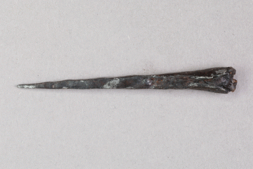 Nadelpfeilspitze aus Eisen vom Kugelberg bei Goldbach, Spessart, zweites Drittel 12. Jahrhundert, Fz.-Nr. 180, H. 0,97 cm, Br. 6,7 cm