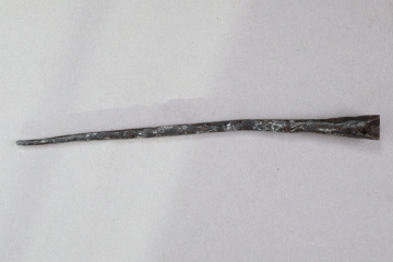 Nadelpfeilspitze aus Eisen vom Kugelberg bei Goldbach, Spessart, zweites Drittel 12. Jahrhundert, Fz.-Nr. 183, H. 0,84 cm, Br. 12,8 cm