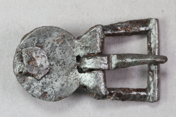 Fragment einer Schnalle aus Eisen vom Kugelberg bei Goldbach, Spessart, zweites Drittel 12. Jahrhundert, Fz.-Nr. 195, H. 1,9 cm, Br. 3,3 cm