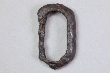 Fragment einer Schnalle aus Eisen vom Kugelberg bei Goldbach, Spessart, zweites Drittel 12. Jahrhundert, Fz.-Nr. 201, H. 4,9 cm, Br. 2,9 cm