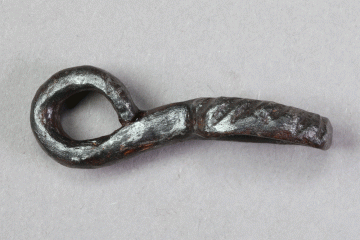 Schnalle eines Sporns (?) aus Eisen vom Kugelberg bei Goldbach, Spessart, zweites Drittel 12. Jahrhundert, Fz.-Nr. 202, H. 1,5 cm, Br. 4,4 cm