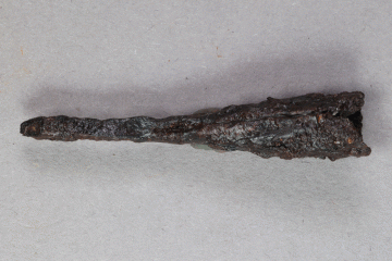 Nadelpfeilspitze aus Eisen vom Kugelberg bei Goldbach, Spessart, zweites Drittel 12. Jahrhundert, Fz.-Nr. 204, H. 1,1 cm, Br. 5,5 cm