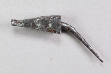 Geschossbolzen (?) mit rhombischem Querschnitt aus Eisen vom Kugelberg bei Goldbach, Spessart, zweites Drittel 12. Jahrhundert, Fz.-Nr. 214, H. 3,0 cm, Br. 6,6 cm