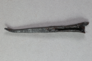 Nadelpfeilspitze aus Eisen vom Kugelberg bei Goldbach, Spessart, zweites Drittel 12. Jahrhundert, Fz.-Nr. 225, H. 1,76 cm, Br. 6,5 cm